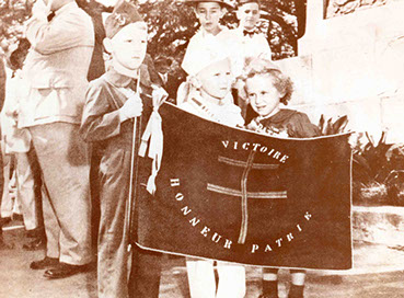 Fanion porté par de jeunes Calédoniens lors de la fête de la victoire  Collection MDVN, droits réservés