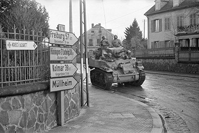 Un char de l'armée de Libération en Alsace  Source : ECPAD, droits réservés