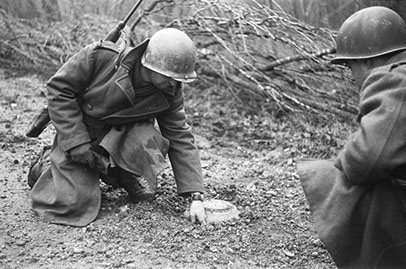 Des soldats de l'armée de la Libération enlèvent une mine  Source : ECPAD, droits réservés