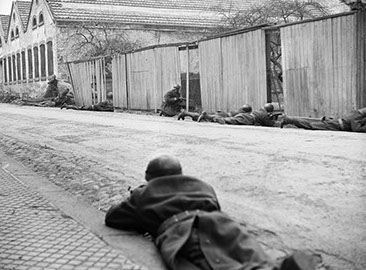 Des soldats de l'armée de Libération au combat  Source : ECPAD, droits réservés