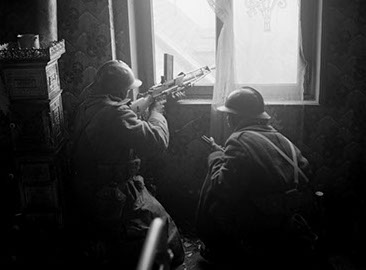 Des soldats de l'armée de Libération au combat  Source : ECPAD, droits réservés