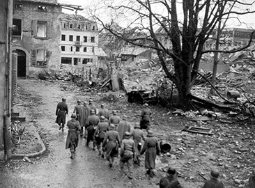 Des soldats allemands sont faits prisonniers lors de la Libération  Source : ECPAD, droits réservés