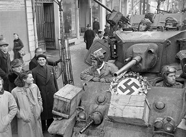 Un char de la Libération exhibe un trophée nazi  Source : ECPAD, droits réservés