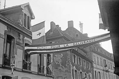 Banderole et drapeaux déployés lors de la Libération  Source : ECPAD, droits réservés
