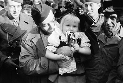 Un soldat porte une petite fille, Libération de l'Alsace  Source : ECPAD, droits réservés