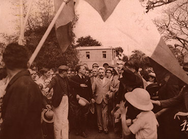 Arrivée d'Henri Sautot, entouré de membres du Comité de Gaulle  Collection MDVN, droits réservés