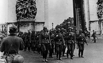 Défilé de la Wehrmacht devant l’Arc de Triomphe à Paris en juin 1940  Source : Bundesarchiv, Bild 101I-126-0347-09A