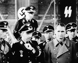 Au centre-gauche Heinrich Himmler,  à droite Rudolf Hess à Dachau en 1936  Source : Bundesarchiv, Bild 152-08-35, droits réservés