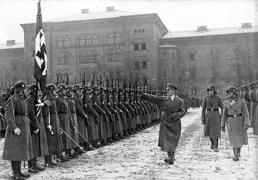 Hitler passant en revue une formation de la Leibstandarte, Berlin, décembre 1935  Source : Bundesarchiv, Bild 102-17311, droits réservés