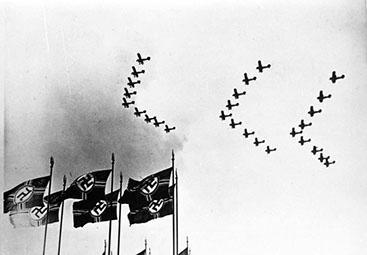 Une parade aérienne en 1937  Source : Bundesarchiv, Bild 146-1978-106-25, droits réservés
