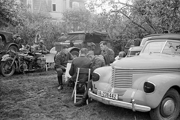 Des soldats de l'armée allemande pique-nique dans le jardin d'un château  Source : ECPAD, droits réservés