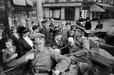Des soldats de l'armée allemande dans les rues de Paris  Source : ECPAD, droits réservés