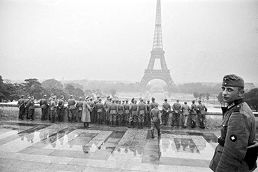 Des soldats de l'armée allemande devant la Tour Eiffel  Source : ECPAD, droits réservés