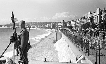 Un soldat de l'armée allemande surveille le littoral niçois  Source : ECPAD, droits réservés