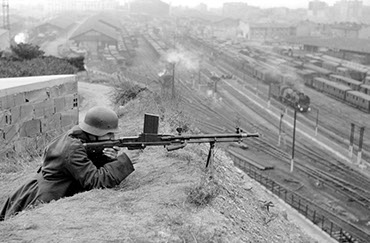 Un soldat de l'armée allemande surveille les voies de chemin de fer  Source : ECPAD, droits réservés