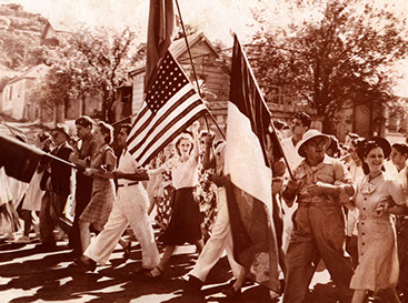 Le défilé de la Victoire à Nouméa, mai 1945  Source : Musée de la Ville de Nouméa