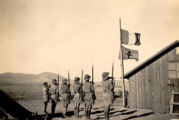 Le Bataillon du Pacifique salue le drapeau tricolore et la croix de Lorraine  Collection Dupont, droits réservés