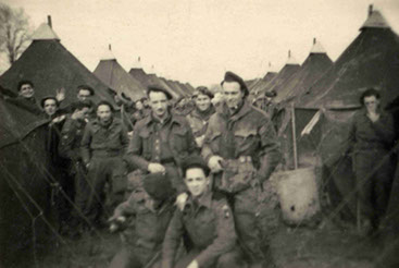 Des parachutistes calédoniens du SAS dans leur campement  Collection Harbulot, droits réservés