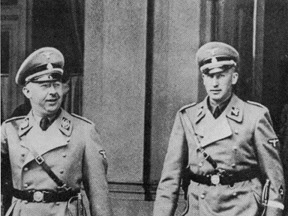 À gauche le chef suprême de la SS Heinrich Himmler, à droite son adjoint Reinhard Heydrich, à Vienne en 1938  Source : Bundesarchiv, Bild 152-08-35, droits réservés