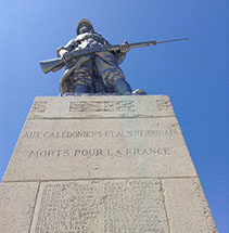 Le monument aux morts, place Bir Hakeim à Nouméa  Source : CDP-NC, droits réservés