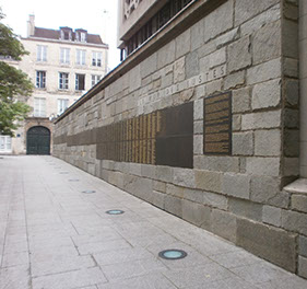 L'allée et le mur des Justes  Collection Amiot, droits réservés