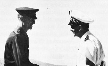 Le gouverneur d'Argenlieu et le général américain Patch en Nouvelle-Calédonie  Collection MDVN, droits réservés