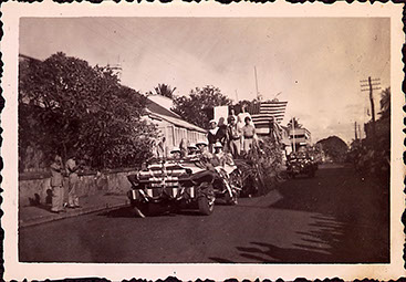 Le défilé de la Victoire à Nouméa, mai 1945  Source : SANC, Albun B. Hagen