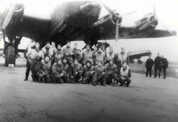 Des parachutistes calédoniens du SAS posent devant un avion  Collection Thomas, droits réservés